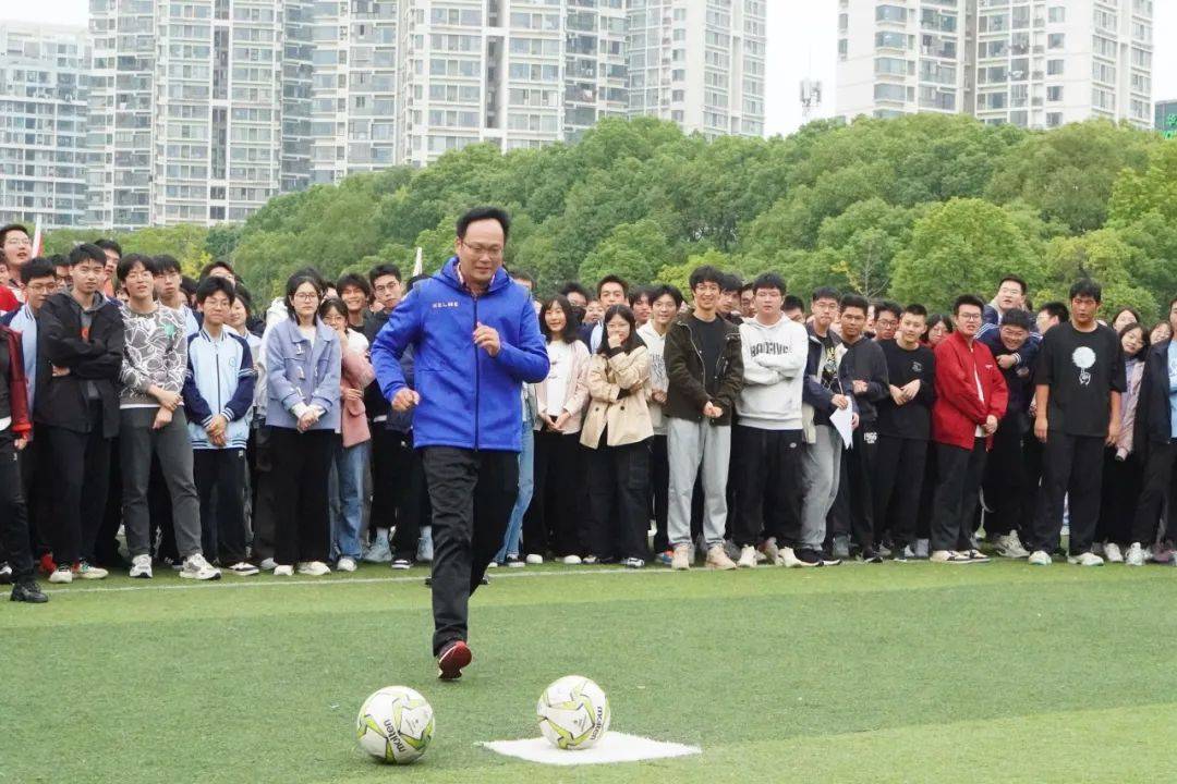 球员飒爽英姿，领衔球队迎来胜利欢呼的简单介绍