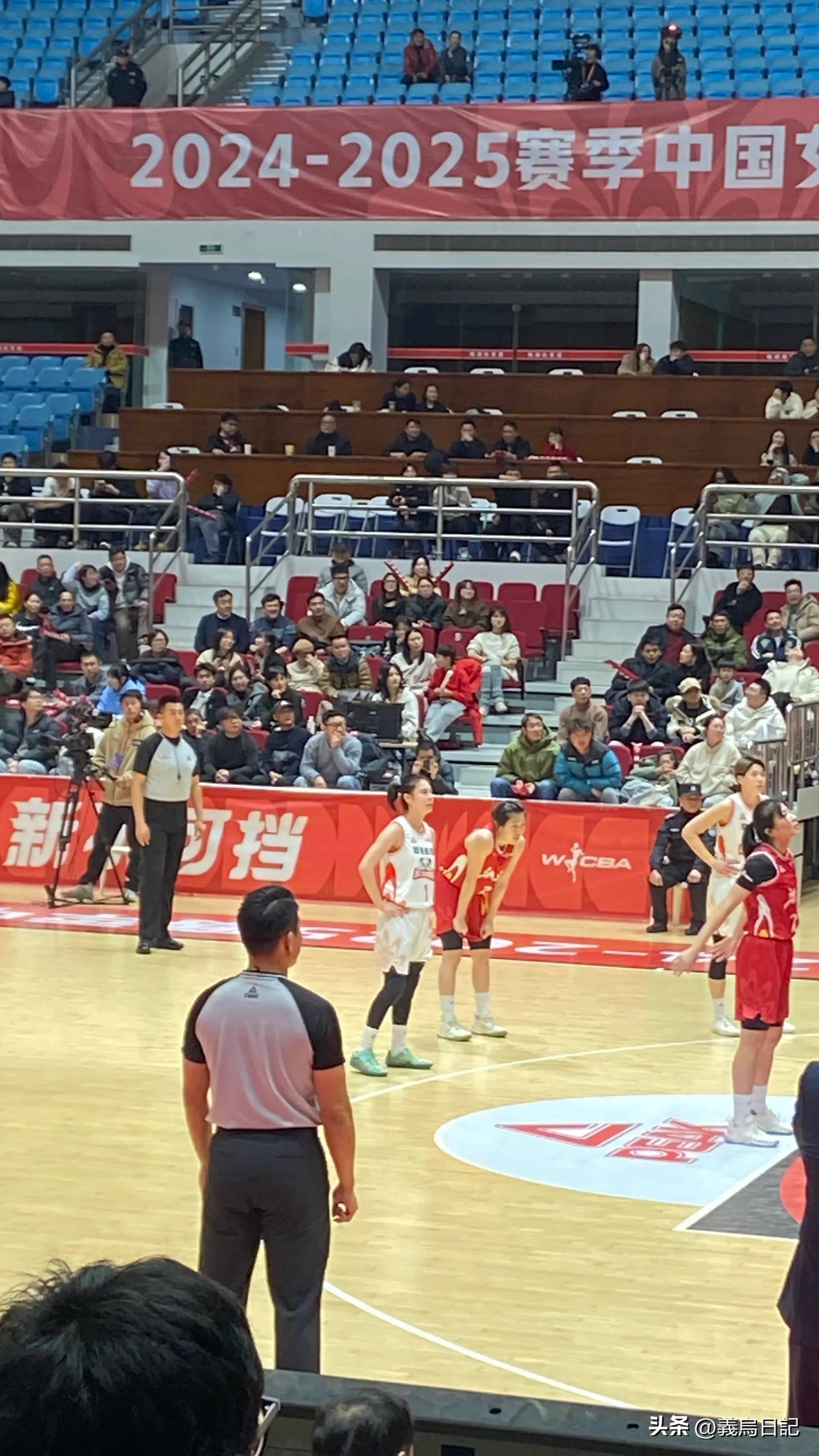 重庆女篮精彩表现，夺得关键胜利！